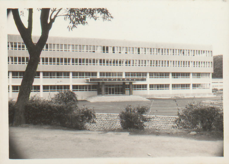 1973.05-社資中心新建大樓(前棟)完工。 https://ssic2.lib.nccu.edu.tw/wp-content/uploads/sites/19/2023/07/1973.05-社資中心新建大樓前棟完工。-768x550.jpg